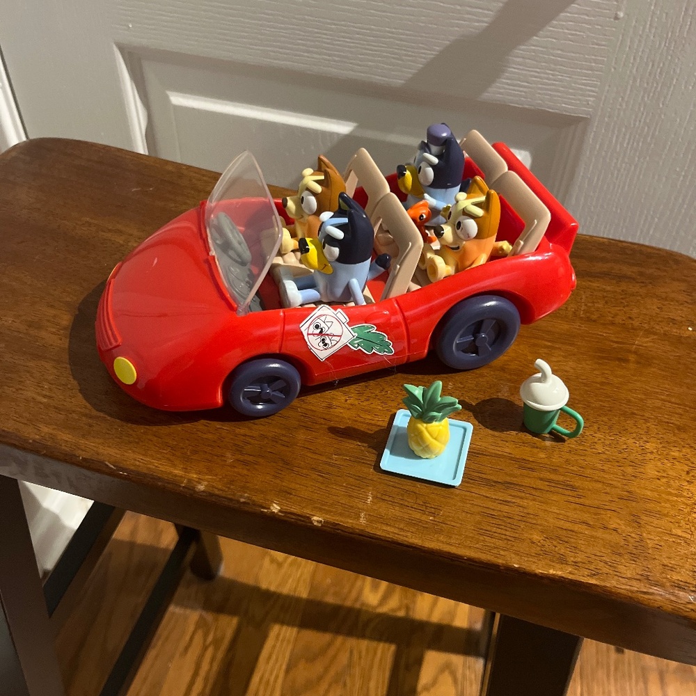 Bluey Convertible Car Set with 4 figures and accessories